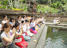 浅見帆帆子とめぐる『神々の島　バリ5日間』