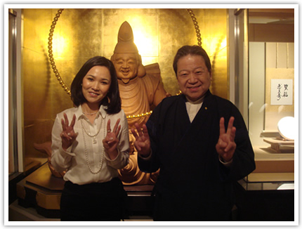 写真:三本指はワクワクの印だそうです。